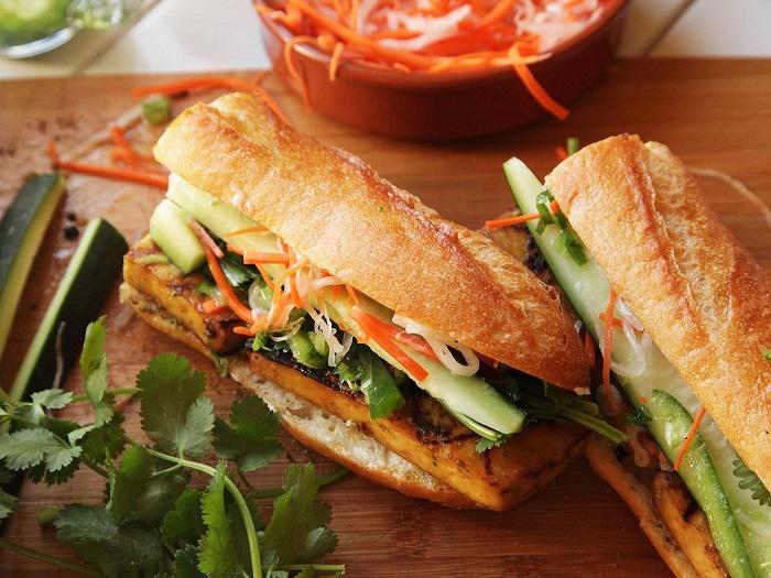 Bánh mì Việt Nam, gà giật Jamaica và những món ăn đường phố ngon nhất thế giới